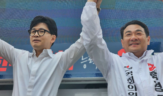 지난 2024년 4·10 총선 공식선거운동기간 당시 한동훈 국민의힘 비상대책위원장이 함경우(오른쪽) 경기 광주갑 국회의원 후보 지원유세를 하고 있다.<함경우 국민의힘 전 경기 광주갑 당협위원장 페이스북 게시물 갈무리>